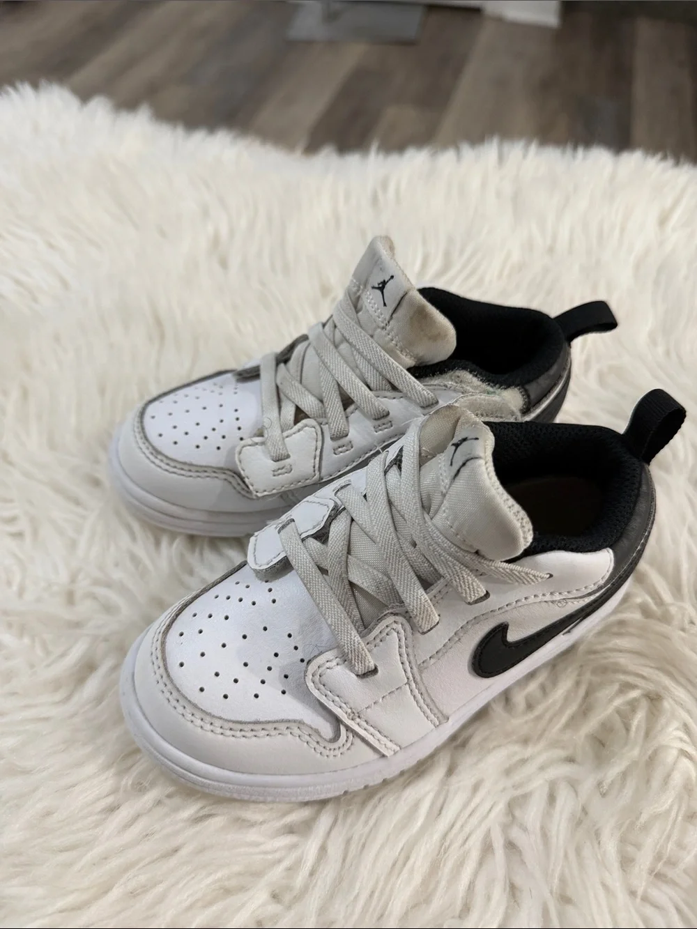 Nike Kids White and Black Low-Top Sneakers with Grey Laces